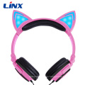 Auriculares coloridos de moda con orejas de gato con luces parpadeantes